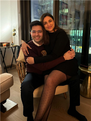 रोमांटिक हुए परिणीति चोपड़ा और राघव चड्ढा, एक-दूजे पर लुटाया प्यार - Hindi News | रोमांटिक हुए परिणीति चोपड़ा और राघव चड्ढा, एक-दूजे पर लुटाया प्यार | Latest Photos at Lokmatnews.in