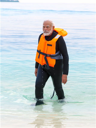 PM Modi ने समुद्र में लगाई डुबकी, दिखा अलग अंदाज, देखें तस्वीरें - Hindi News | PM Modi ने समुद्र में लगाई डुबकी, दिखा अलग अंदाज, देखें तस्वीरें | Latest Photos at Lokmatnews.in