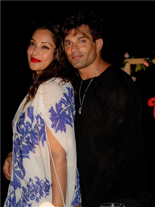 बिपाशा बसु ने मनाया 45वां बर्थडे, पति संग हुईं रोमांटिक, देखें तस्वीरे - Hindi News | बिपाशा बसु ने मनाया 45वां बर्थडे, पति संग हुईं रोमांटिक, देखें तस्वीरे | Latest Photos at Lokmatnews.in