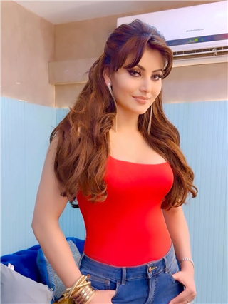 रेड ड्रेस में उर्वशी रौतेला का स्टाइलिश अंदाज... - Hindi News | रेड ड्रेस में उर्वशी रौतेला का स्टाइलिश अंदाज... | Latest Photos at Lokmatnews.in