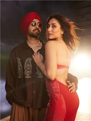 पंजाबी सिंगर की बाहों में करीना कपूर... - Hindi News | पंजाबी सिंगर की बाहों में करीना कपूर... | Latest Photos at Lokmatnews.in