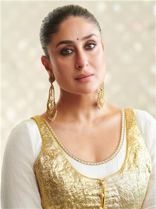 करीना कपूर खान का अनारकली लुक वायरल, लिखा 'कजरा मोहब्बत वाला' ✨ - Hindi News | करीना कपूर खान का अनारकली लुक वायरल, लिखा 'कजरा मोहब्बत वाला' ✨ | Latest Photos at Lokmatnews.in